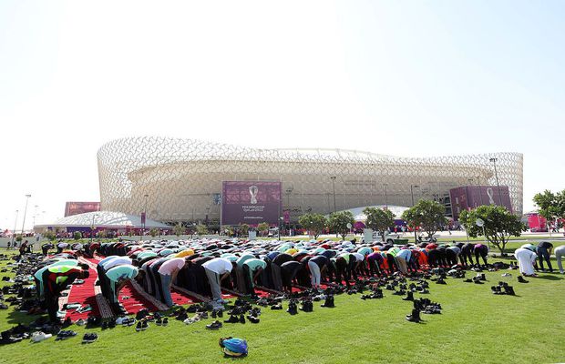 Imagini aparte de la Mondial » Fanii musulmani au pus fotbalul pe pauză. Ce făceau în timpul meciului