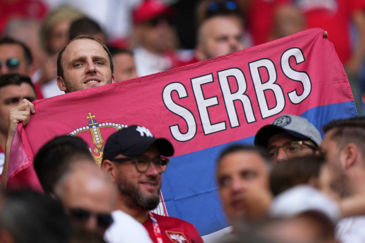 Au întors toate privirile la Camerun - Serbia » Apariții classy în tribunele de pe „Al Janoub Stadium”