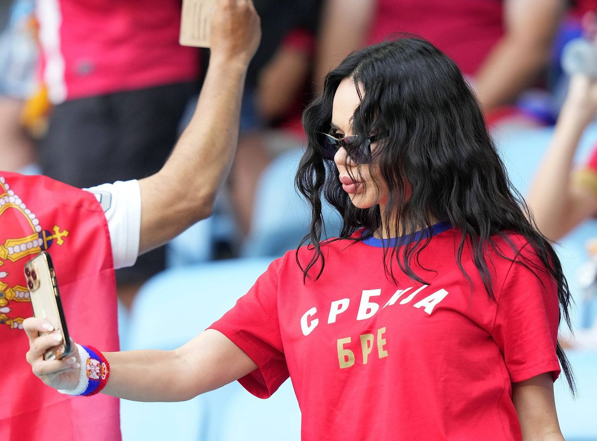 Au întors toate privirile la Camerun - Serbia » Apariții classy în tribunele de pe „Al Janoub Stadium”