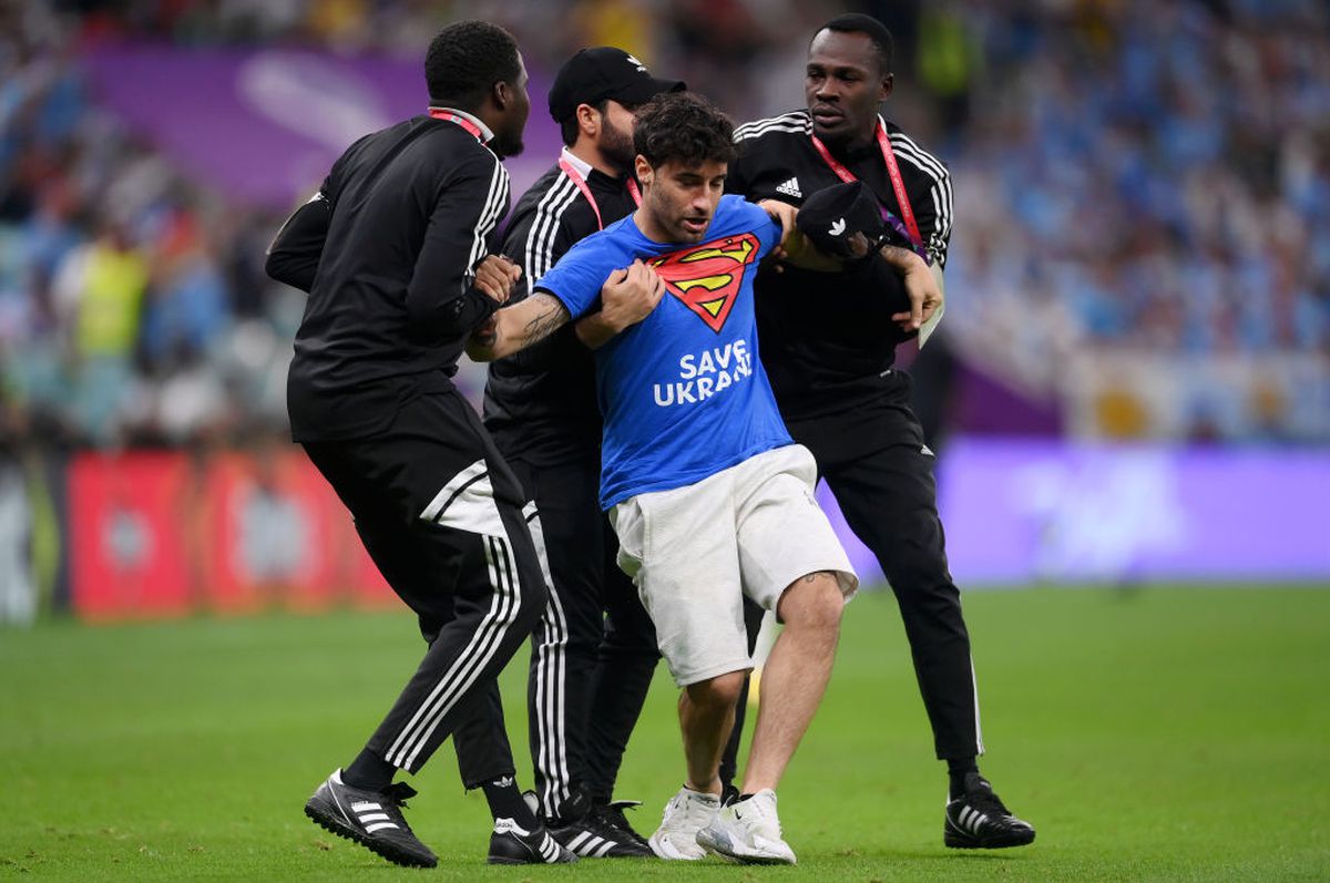 Un spectator a invadat terenul în Portugalia - Uruguay pentru a transmite 3 mesaje