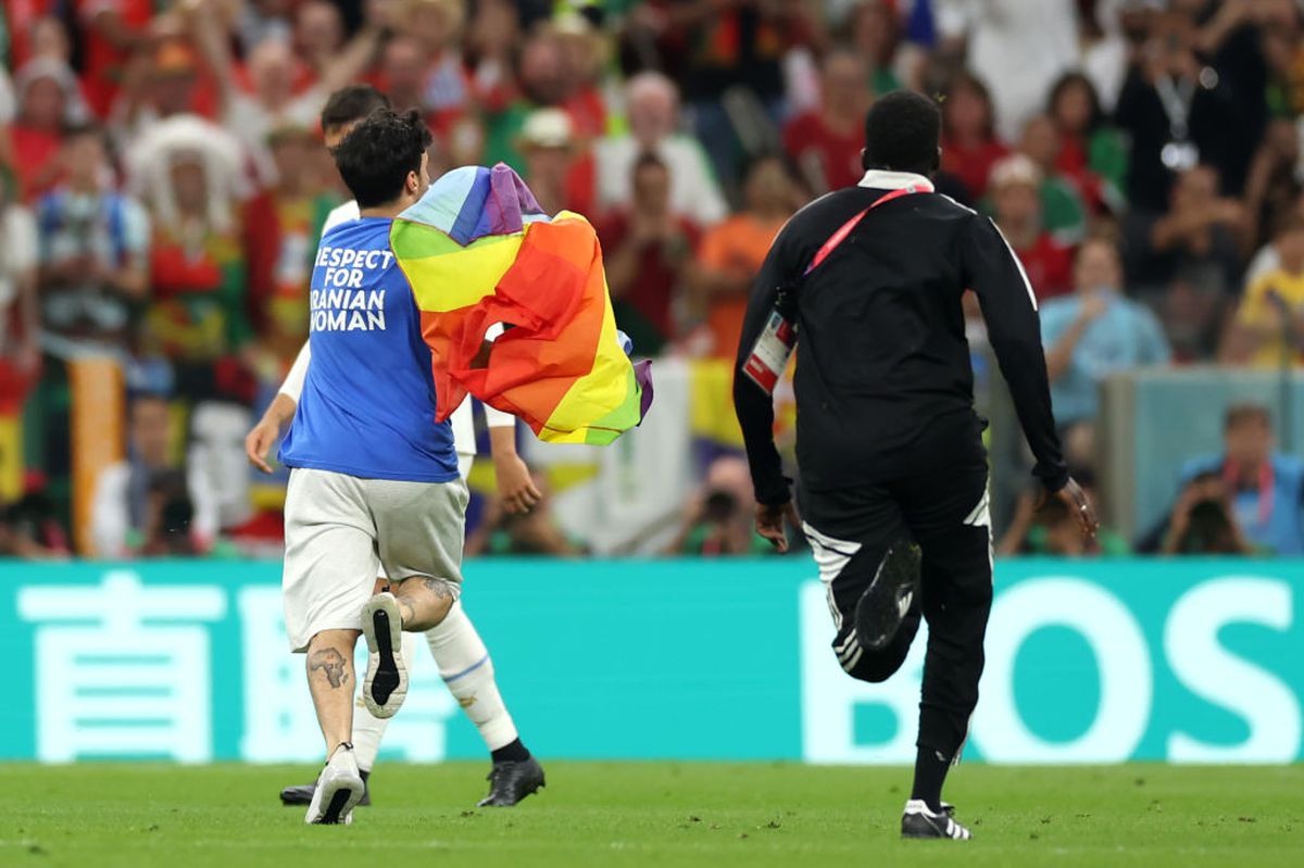 Un spectator a invadat terenul în Portugalia - Uruguay pentru a transmite 3 mesaje