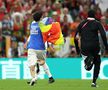 Un spectator a invadat terenul în Portugalia - Uruguay pentru a transmite 3 mesaje