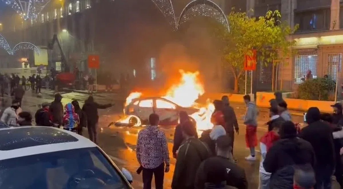 Haos la Bruxelles » De bucurie că au bătut Belgia, marocanii camuflați și agresivi au devastat centrul orașului! Video înfricoșător