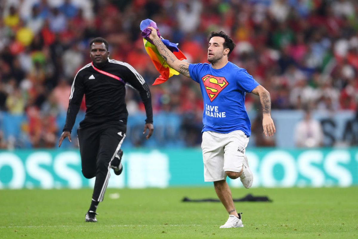 Un spectator a invadat terenul în Portugalia - Uruguay pentru a transmite 3 mesaje