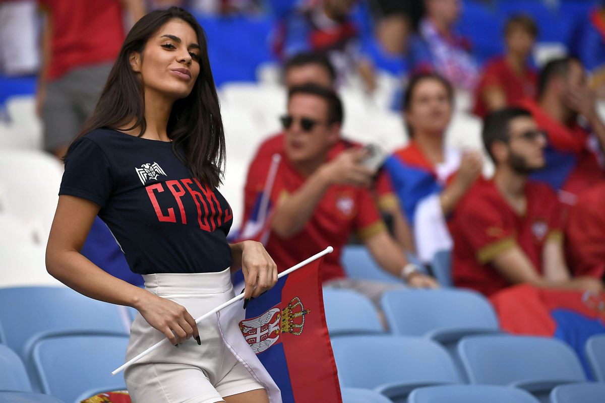 Au întors toate privirile la Camerun - Serbia » Apariții classy în tribunele de pe „Al Janoub Stadium”
