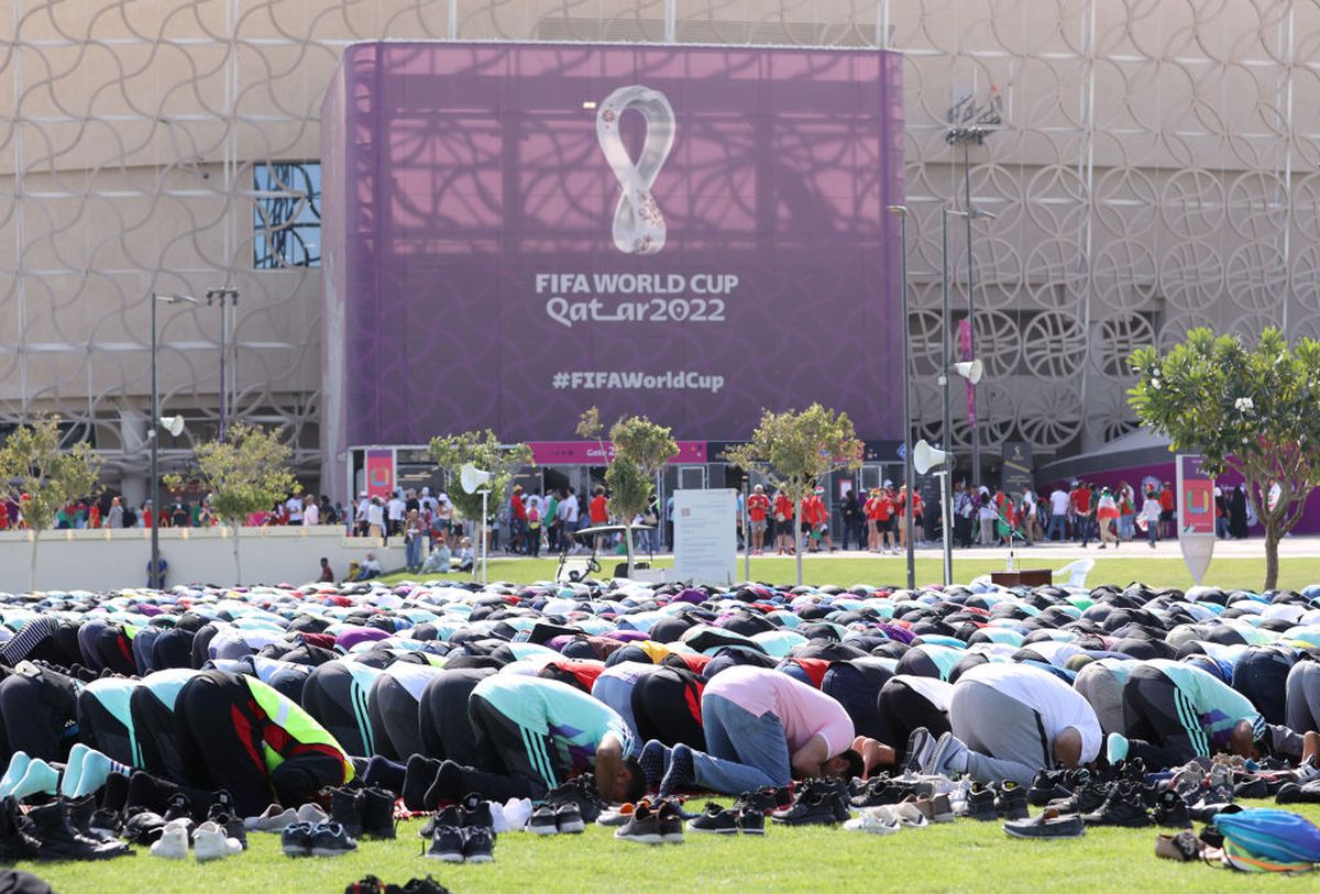 Imagini aparte de la Mondial » Fanii musulmani au pus fotbalul pe pauză. Ce făceau în timpul meciului