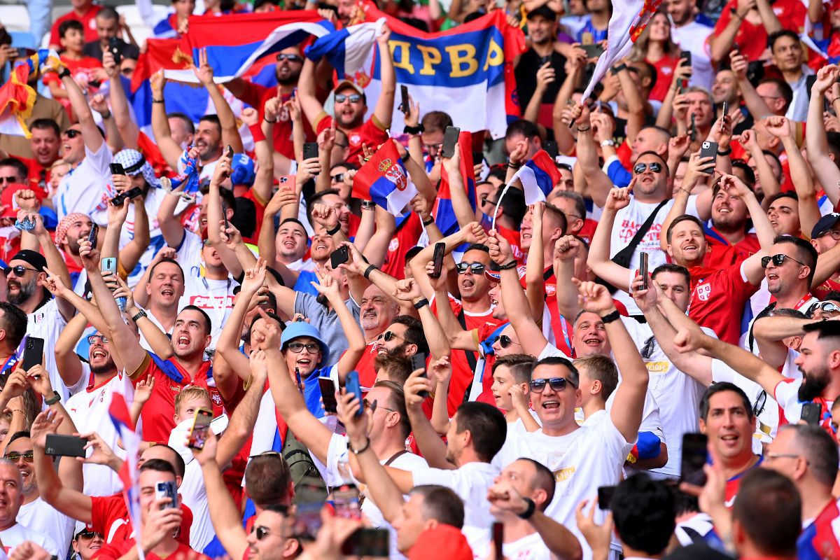 Au întors toate privirile la Camerun - Serbia » Apariții classy în tribunele de pe „Al Janoub Stadium”