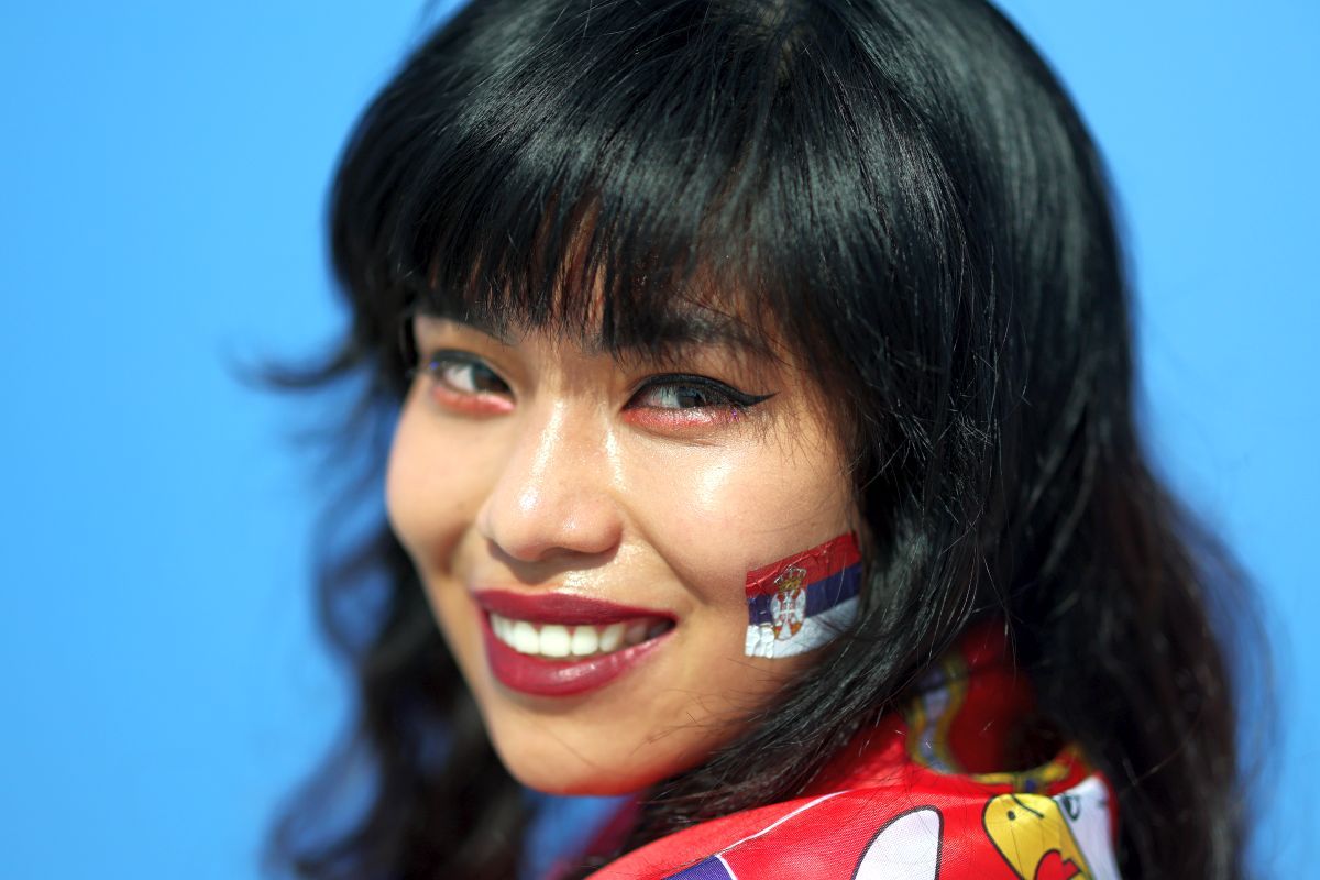 Au întors toate privirile la Camerun - Serbia » Apariții classy în tribunele de pe „Al Janoub Stadium”