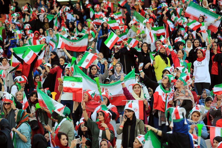 Așa arată steagul original al Iranului. Foto: Getty Images Iran cere excluderea echipei SUA de la Campionatul Mondial dintr-un motiv incredibil