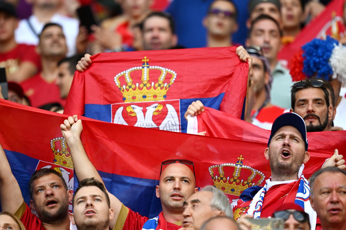 Au întors toate privirile la Camerun - Serbia » Apariții classy în tribunele de pe „Al Janoub Stadium”