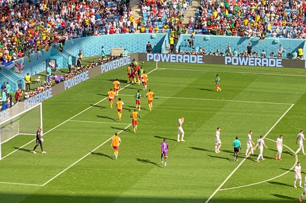 Ce nebunie! Ce au făcut jucătorii și rezervele Camerunului, după golul „leilor neîmblânziți” cu Serbia »  Scenele surprinse de trimișii GSP în Qatar