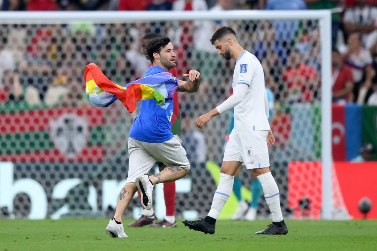 Un spectator a invadat terenul în Portugalia - Uruguay pentru a transmite 3 mesaje