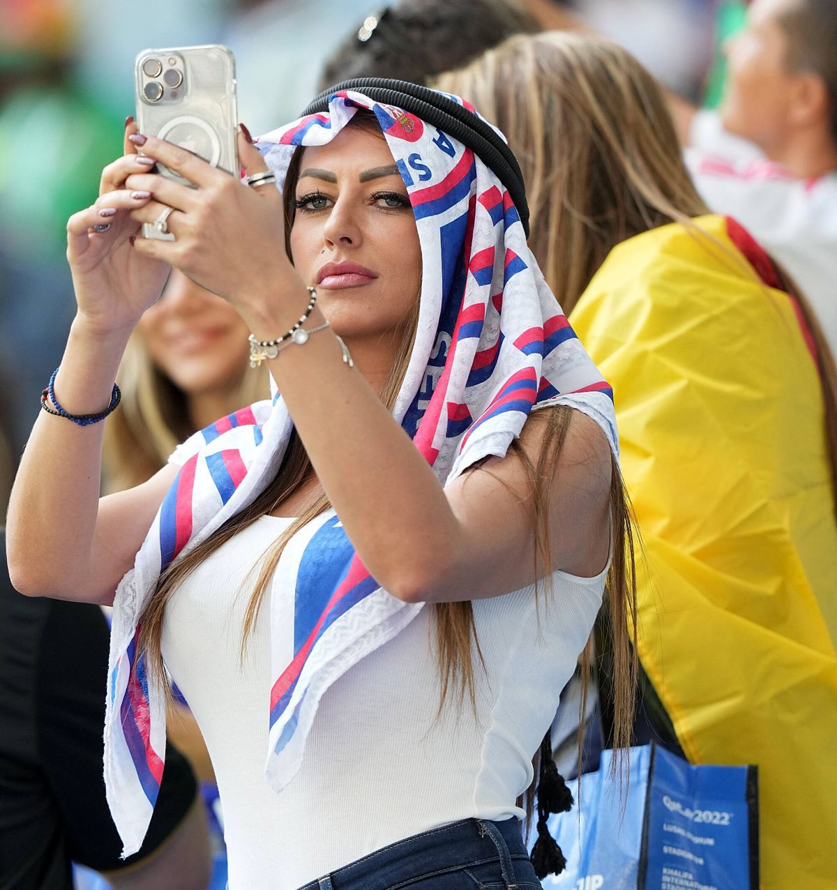 Au întors toate privirile la Camerun - Serbia » Apariții classy în tribunele de pe „Al Janoub Stadium”