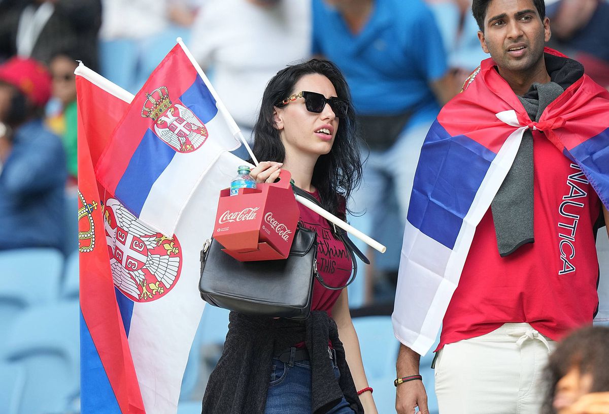 Au întors toate privirile la Camerun - Serbia » Apariții classy în tribunele de pe „Al Janoub Stadium”