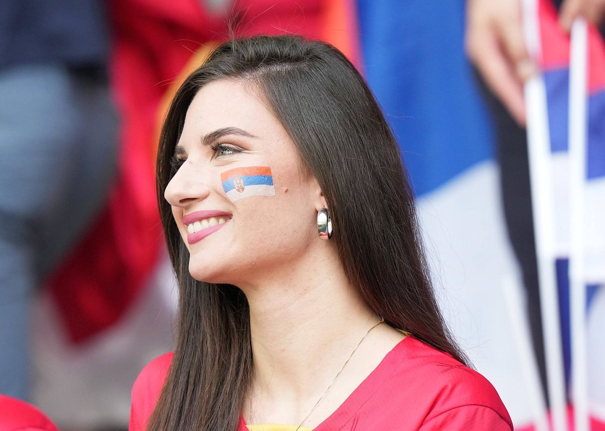 Au întors toate privirile la Camerun - Serbia » Apariții classy în tribunele de pe „Al Janoub Stadium”