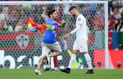 Sfidare în Qatar: un suporter a intrat pe teren și a afișat 3 mesaje în același timp