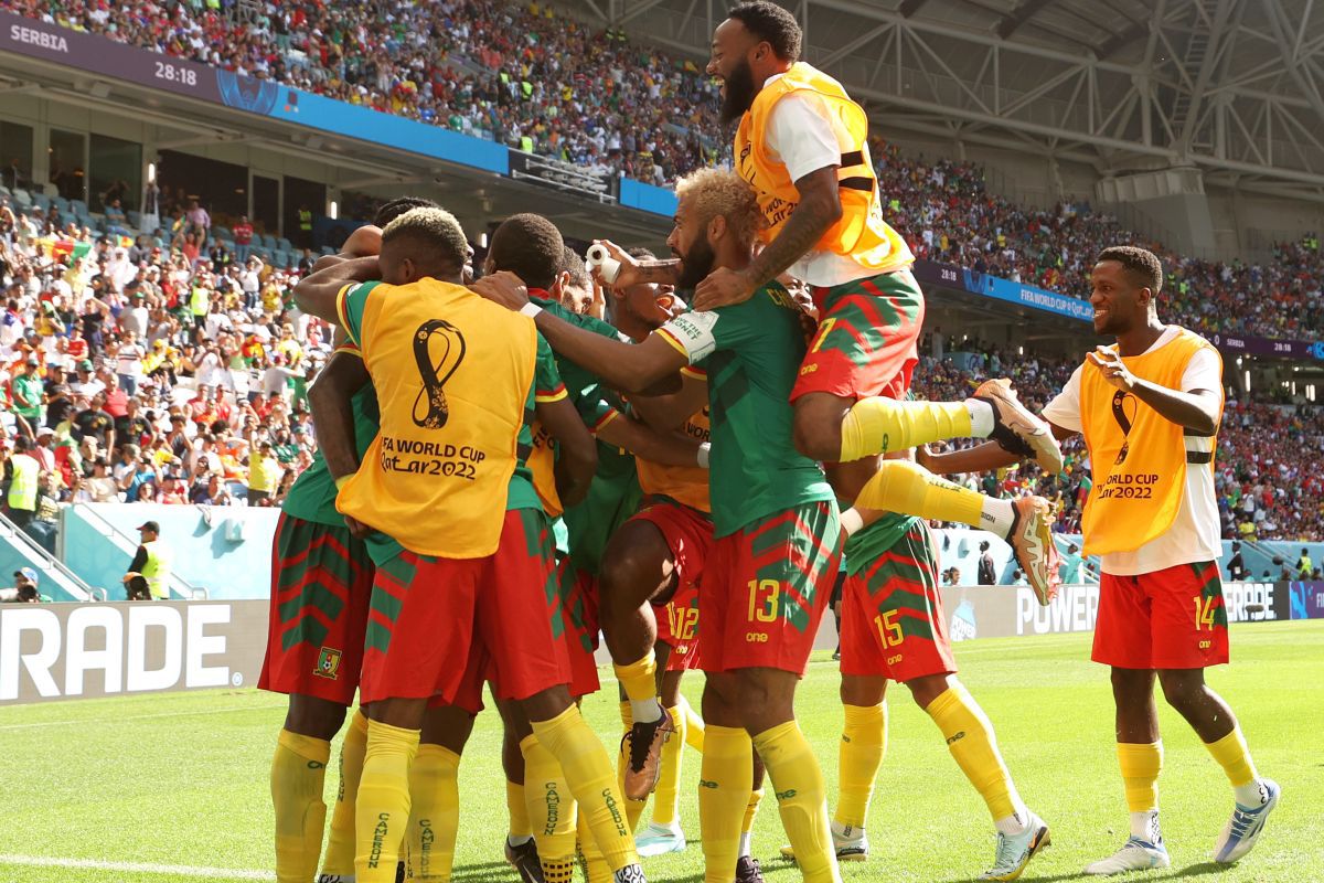 Ce nebunie! Ce au făcut jucătorii și rezervele Camerunului, după golul „leilor neîmblânziți” cu Serbia »  Scenele surprinse de trimișii GSP în Qatar