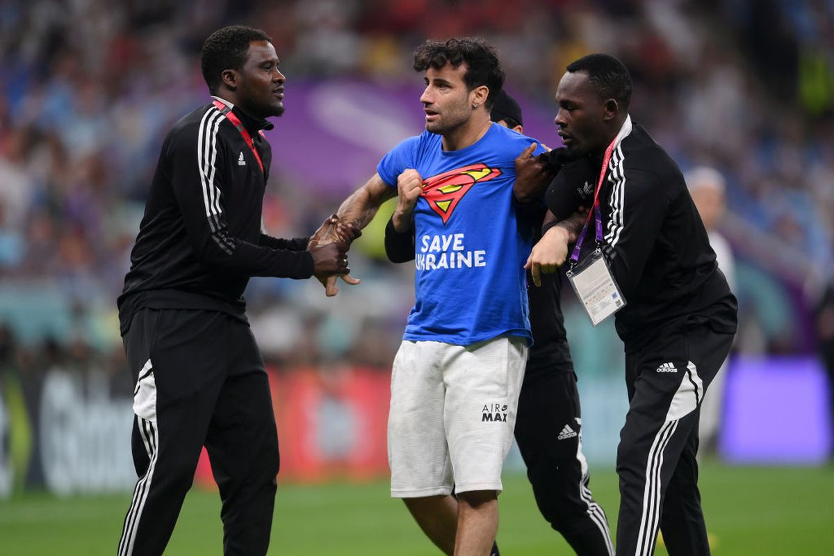 Un spectator a invadat terenul în Portugalia - Uruguay pentru a transmite 3 mesaje