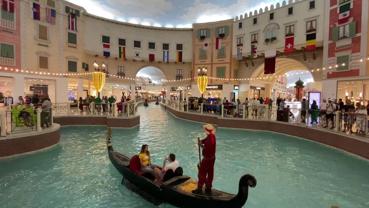 Te plimbi cu gondola prin mall și faci shopping » Imagini senzaționale surprinse de reporterii GSP în Qatar
