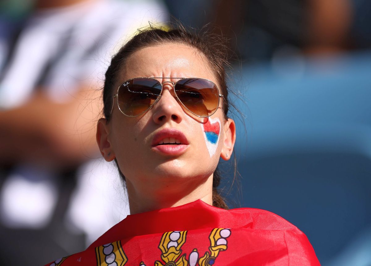 Au întors toate privirile la Camerun - Serbia » Apariții classy în tribunele de pe „Al Janoub Stadium”