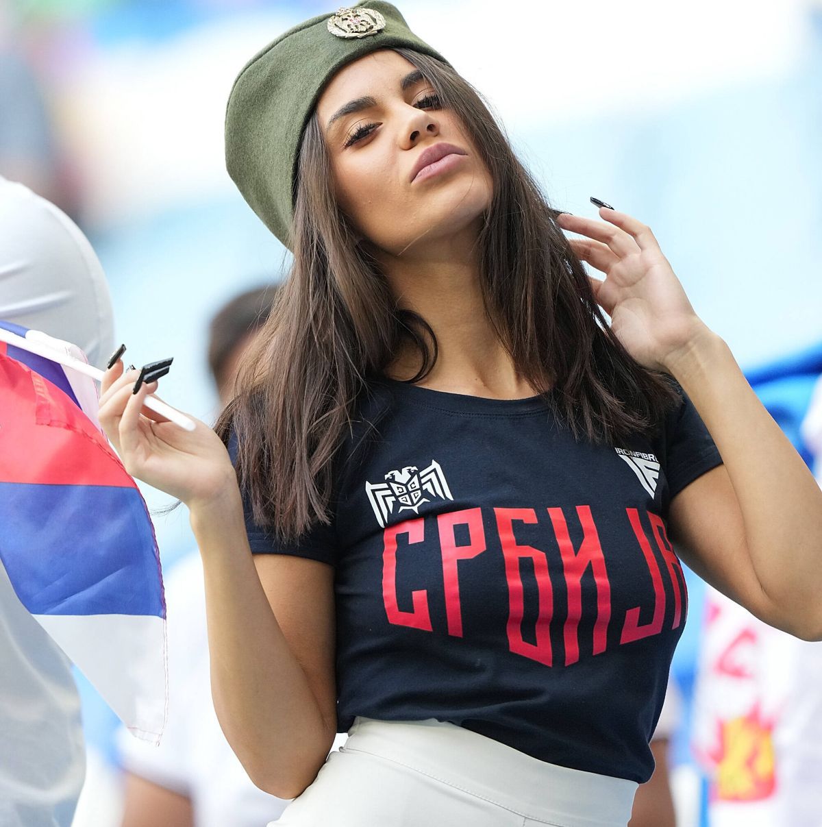 Au întors toate privirile la Camerun - Serbia » Apariții classy în tribunele de pe „Al Janoub Stadium”