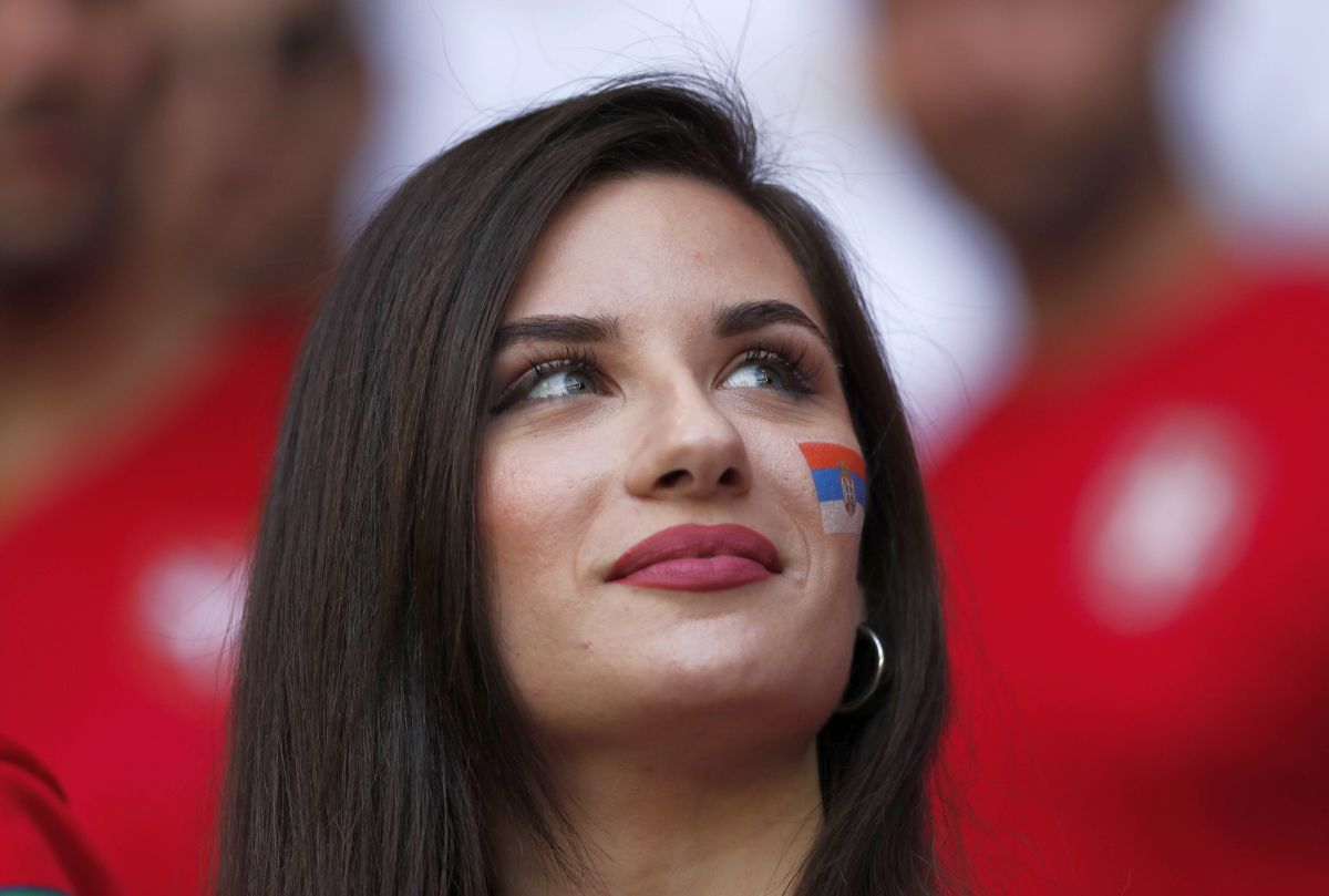 Au întors toate privirile la Camerun - Serbia » Apariții classy în tribunele de pe „Al Janoub Stadium”