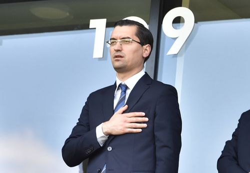 Răzvan Burleanu (38 de ani), președintele Federației Române de Fotbal, e prezent la partida Brazilia - Elveția de la Campionatul Mondial și a „furat”, involuntar, toate privirile înaintea meciului. Foto: Imago
