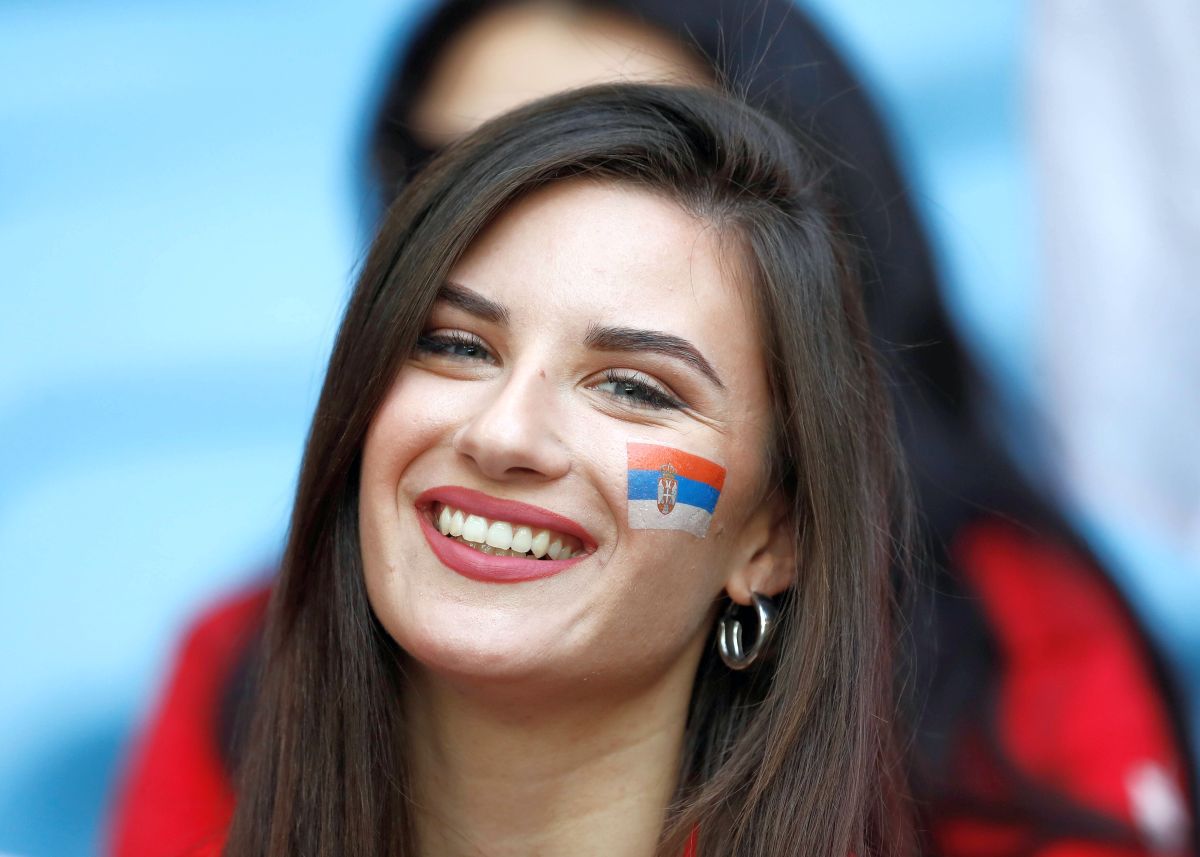 Au întors toate privirile la Camerun - Serbia » Apariții classy în tribunele de pe „Al Janoub Stadium”