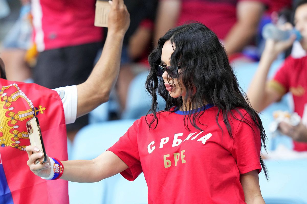 Au întors toate privirile la Camerun - Serbia » Apariții classy în tribunele de pe „Al Janoub Stadium”