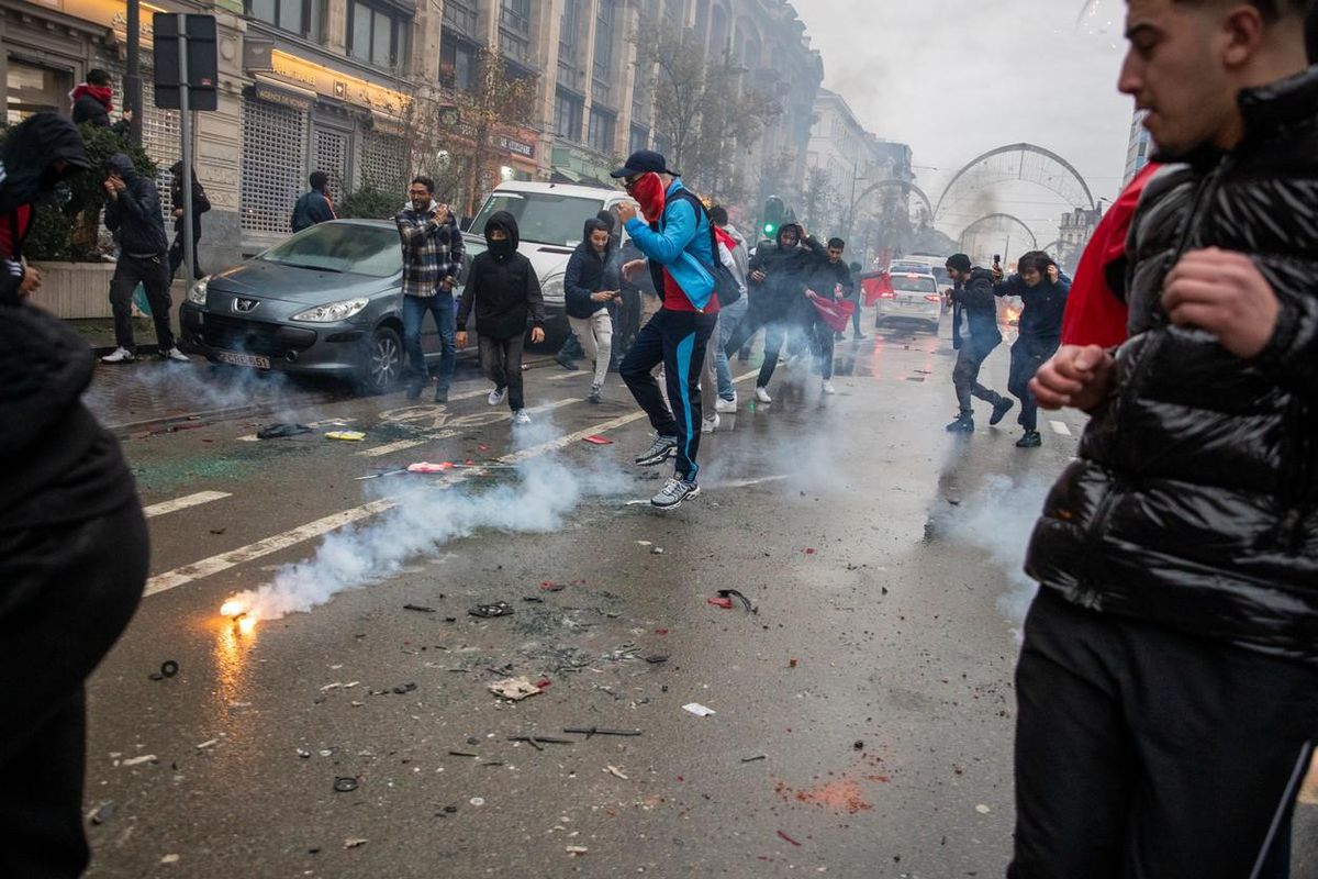 Haos la Bruxelles » De bucurie că au bătut Belgia, marocanii camuflați și agresivi au devastat centrul orașului! Video înfricoșător
