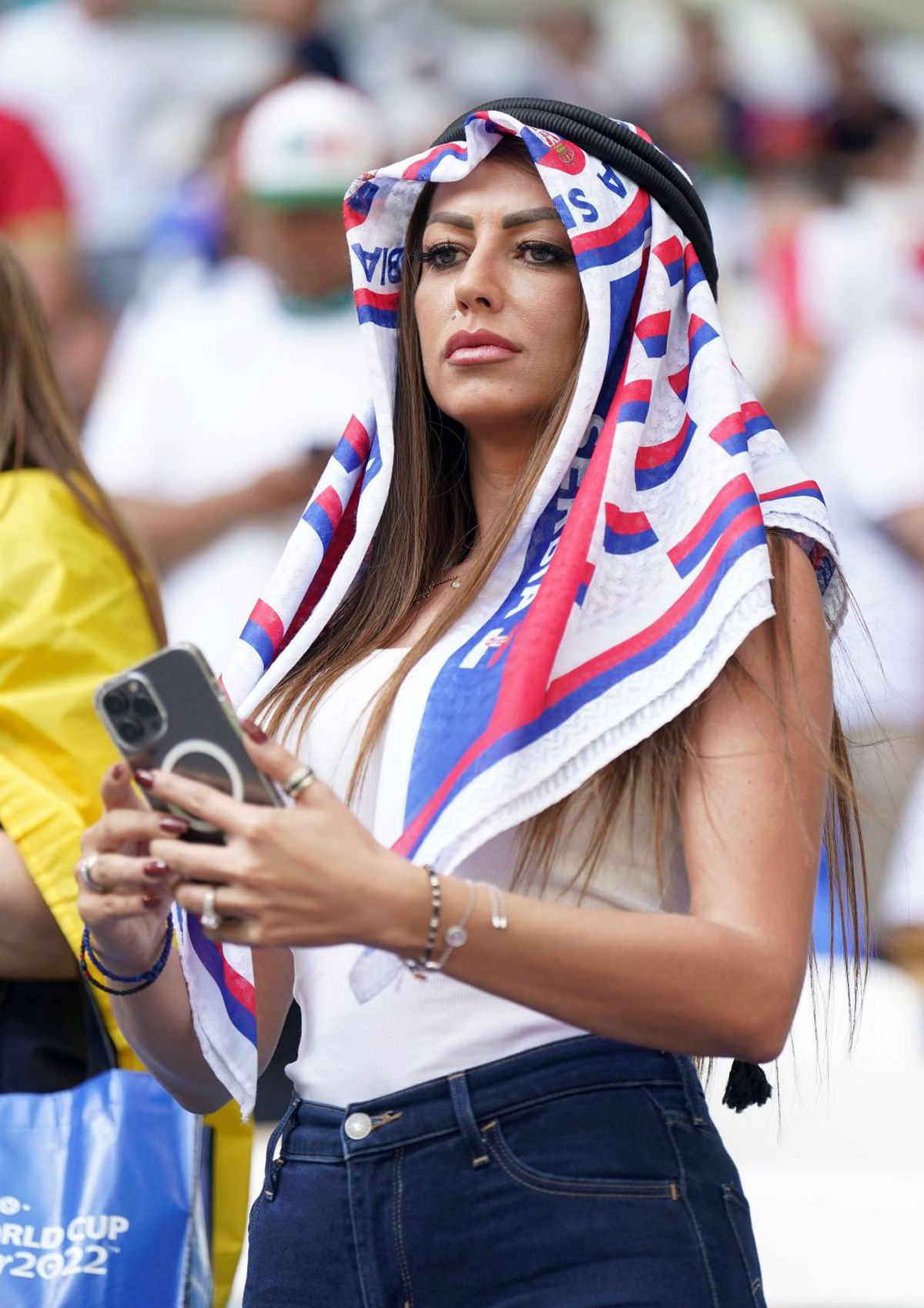 Au întors toate privirile la Camerun - Serbia » Apariții classy în tribunele de pe „Al Janoub Stadium”