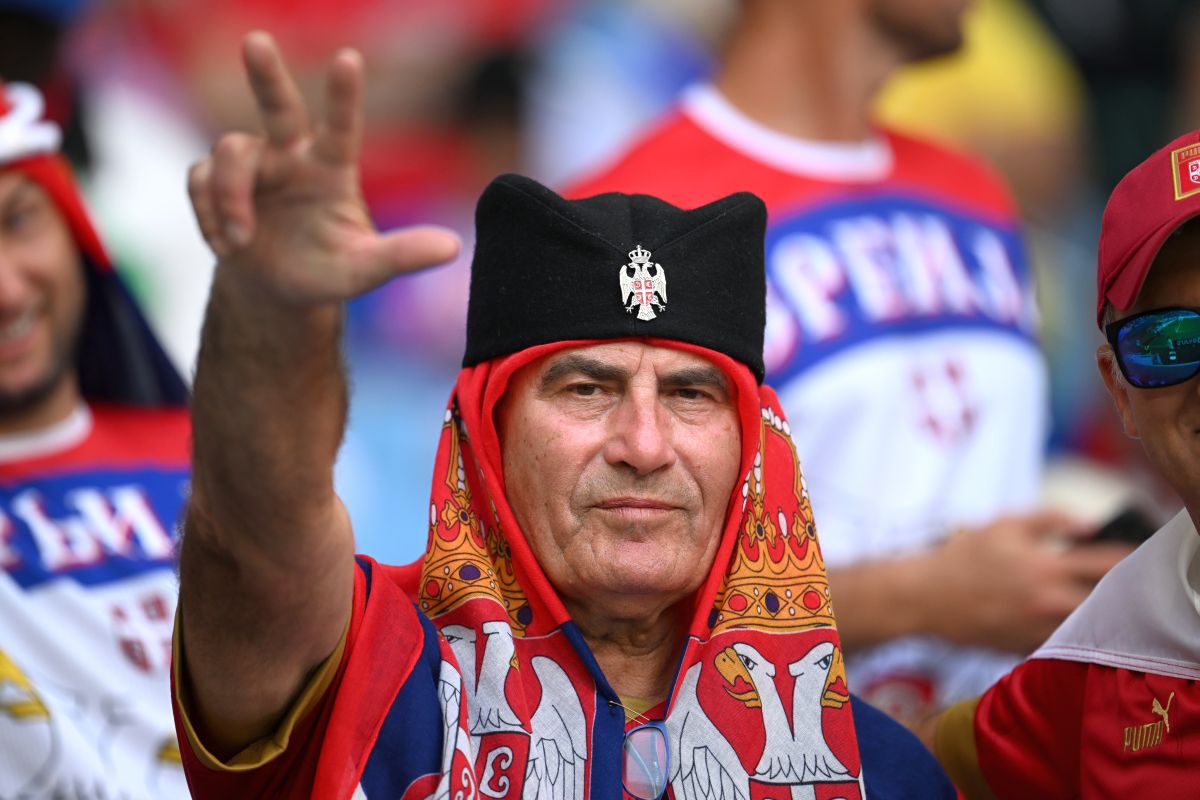 Au întors toate privirile la Camerun - Serbia » Apariții classy în tribunele de pe „Al Janoub Stadium”