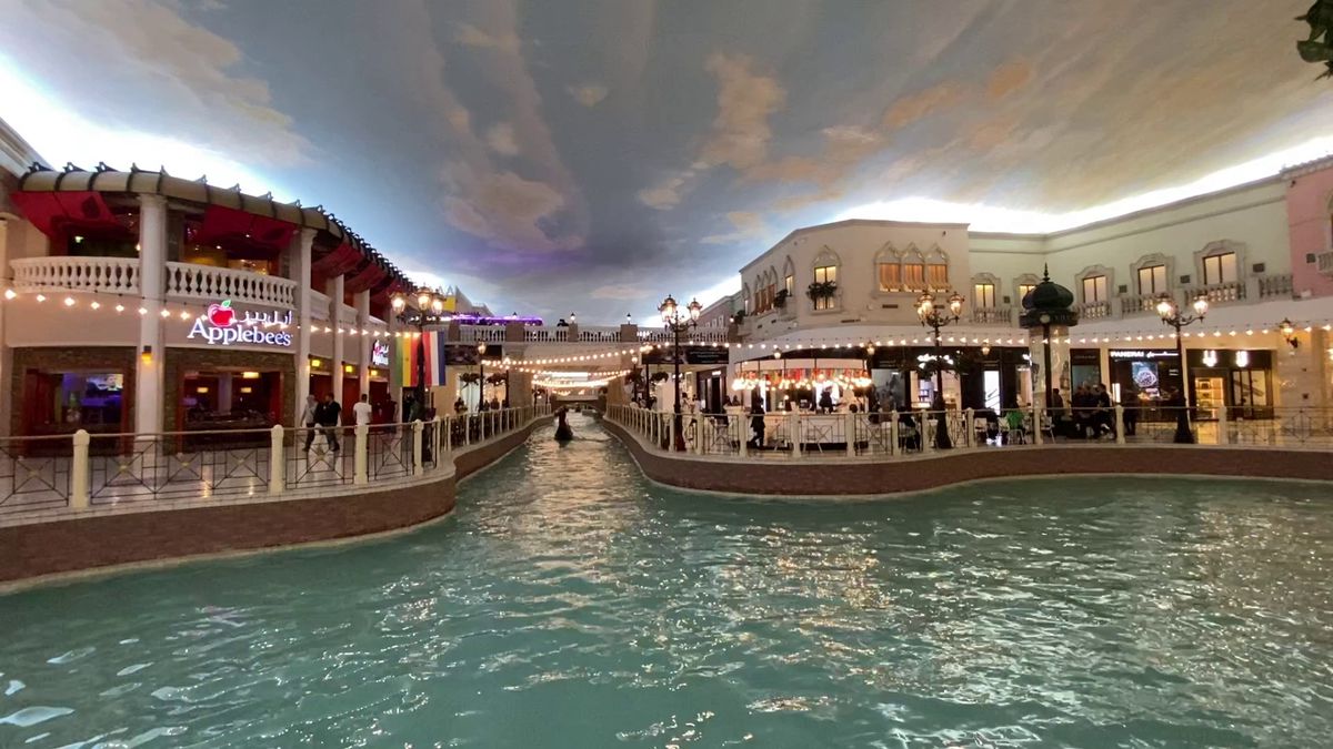 Te plimbi cu gondola prin mall și faci shopping » Imagini senzaționale surprinse de reporterii GSP în Qatar