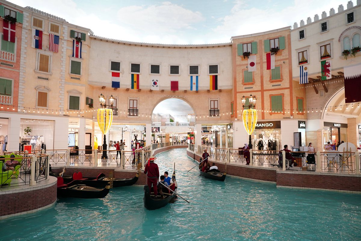Te plimbi cu gondola prin mall și faci shopping » Imagini senzaționale surprinse de reporterii GSP în Qatar