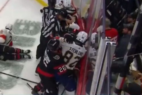 La meciul Ottawa Senators - Florida Panthers, scor 5-0, în NHL, toti jucătorii de câmp au fost scoși de pe teren de arbitru.