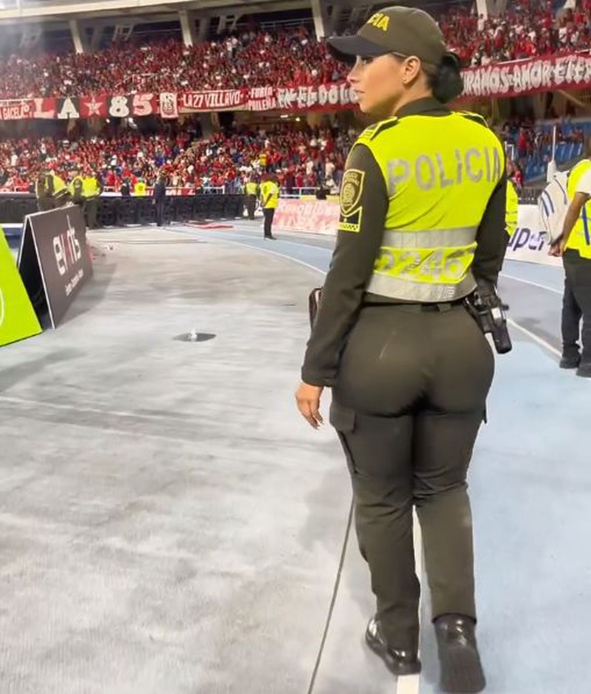 Polițista din stadion devenită virală și-a vopsit sânii în culorile echipei favorite și a pozat așa pe Instagram: „Oamenii mei frumoși, a ieșit soarele!”