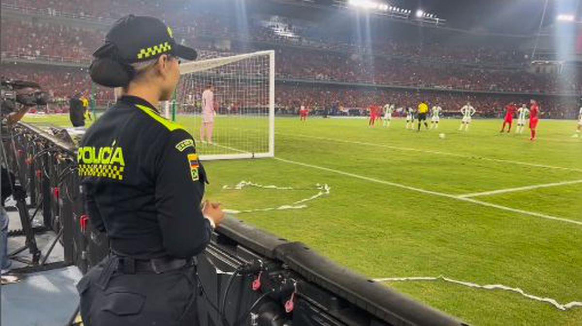 Alexa Narvaez, polițista care a devenit virală la un meci de fotbal, a pozat fără sutien