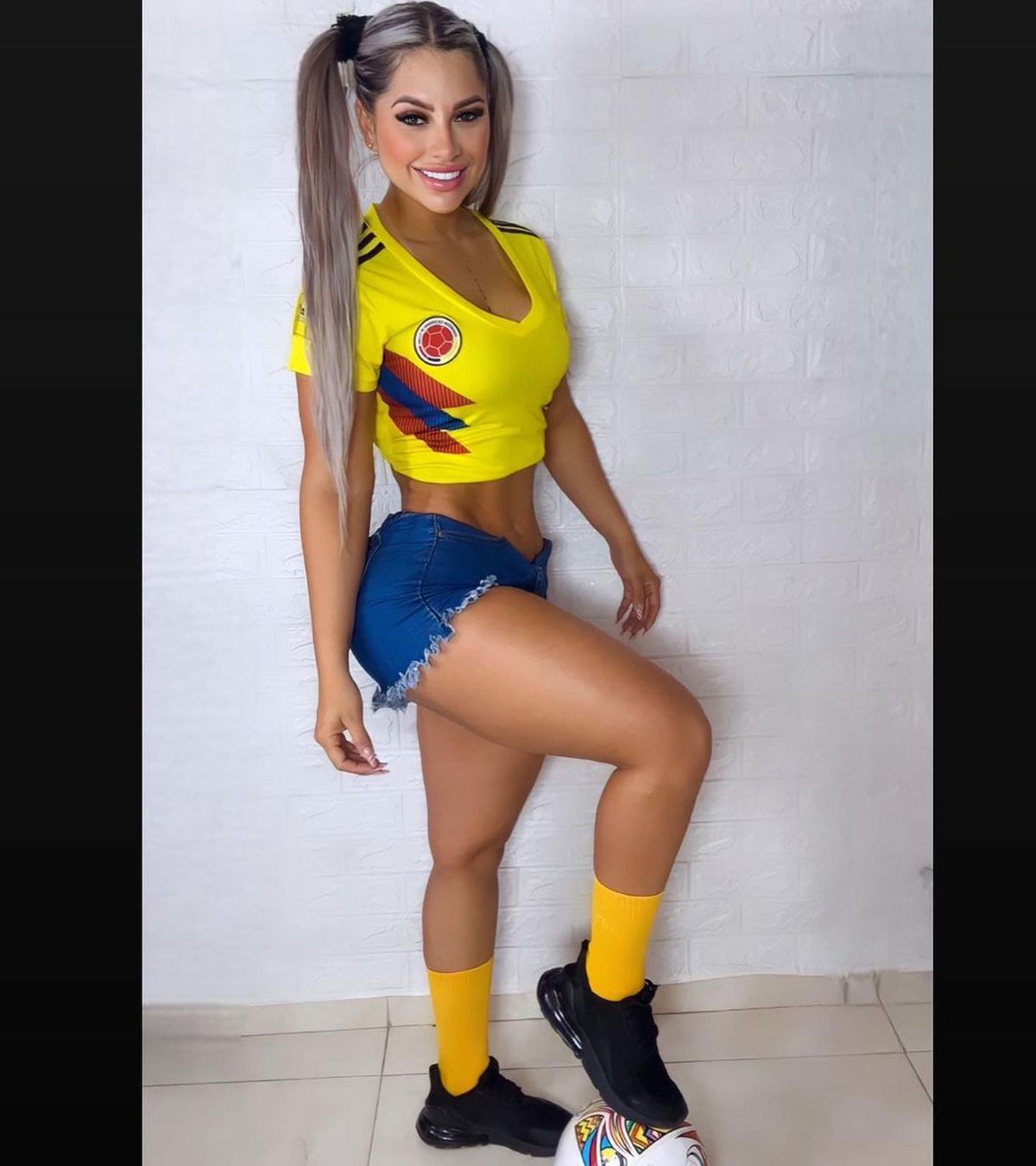 Polițista din stadion devenită virală și-a vopsit sânii în culorile echipei favorite și a pozat așa pe Instagram: „Oamenii mei frumoși, a ieșit soarele!”