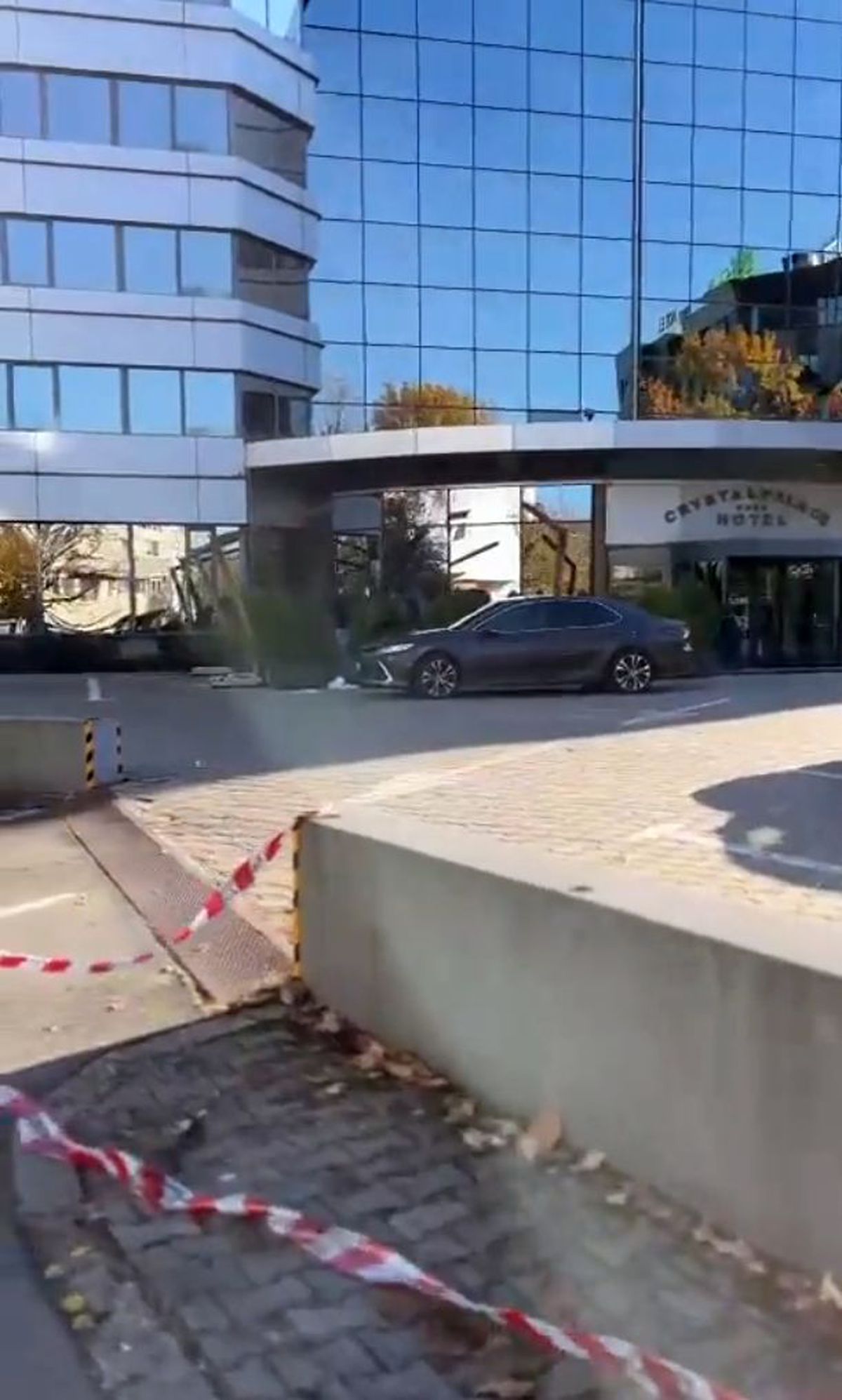Clotilde Armand nu a renunțat! Imagini de la hotelul lui Dragomir, la care a trimis buldozerele: „Siguranța pietonilor era pusă grav în pericol”