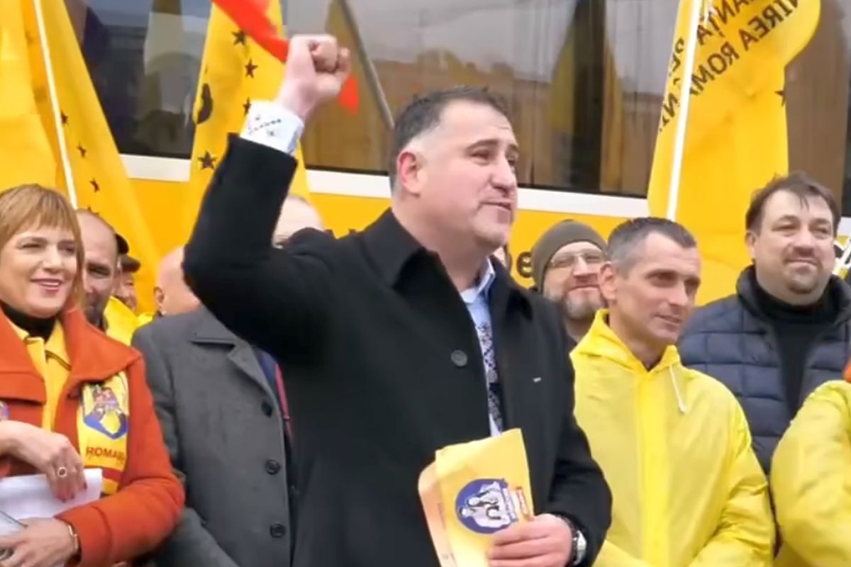 Fostul căpitan din Liga 1, dezlănțuit în stradă pentru AUR: „CINE SUNTEM NOI?” » S-a întors în politică și îi face jocurile lui George Simion: imagini incredibile surprinse în week-end