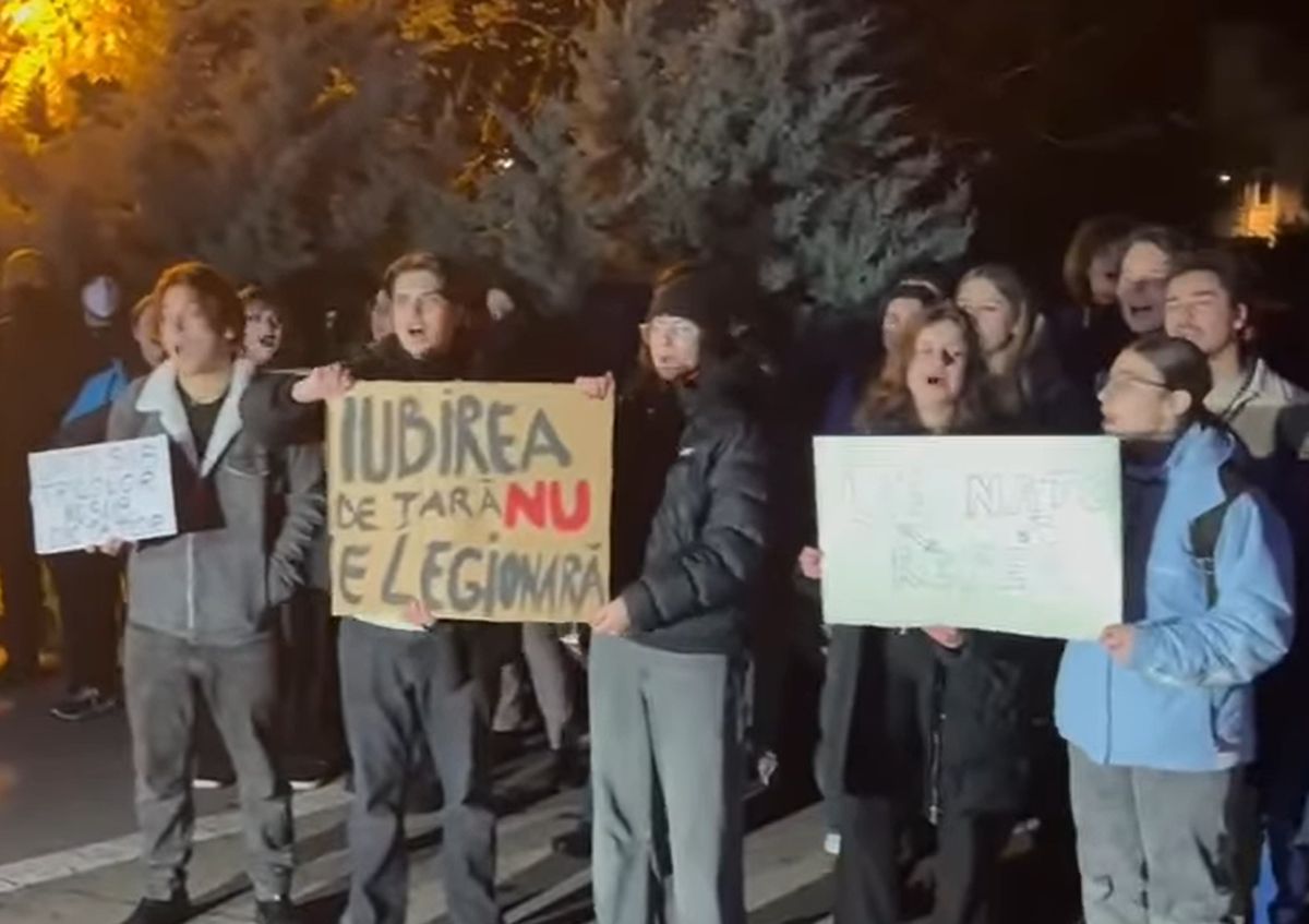 România divizată! Proteste și contramanifestații în Capitală, ultrașii radicali au avut propria țintă: „Străzile sunt naționaliste, lor le pute ce e românesc!”