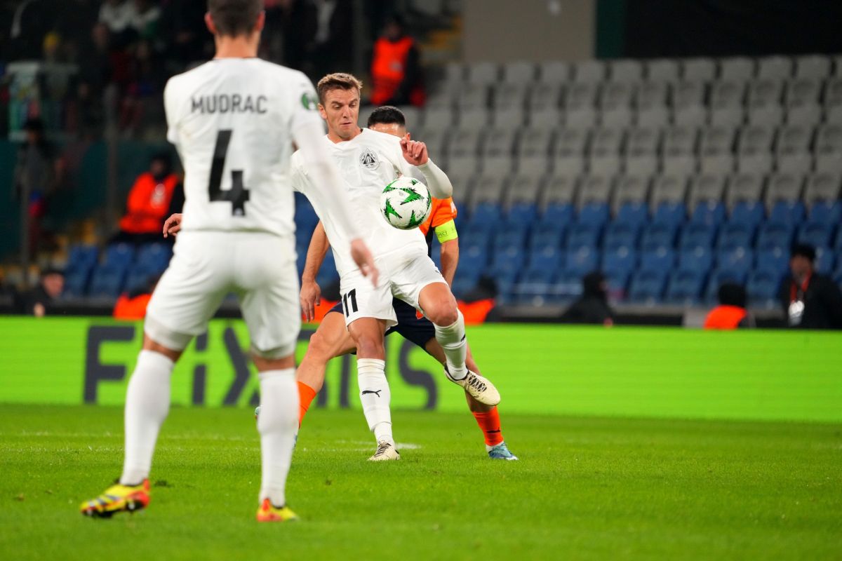 Discurs în română și în rusă în vestiar, cu țipete, după punctul istoric reușit în Conference League: „Aveți viitor!”