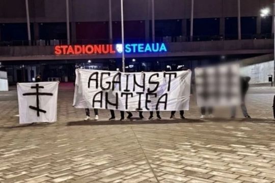 Mesajul ultrașilor afișat chiar în Ghencea: „Străzile sunt naționaliste!”. Îi numesc pe protestatari „anti-fasciști