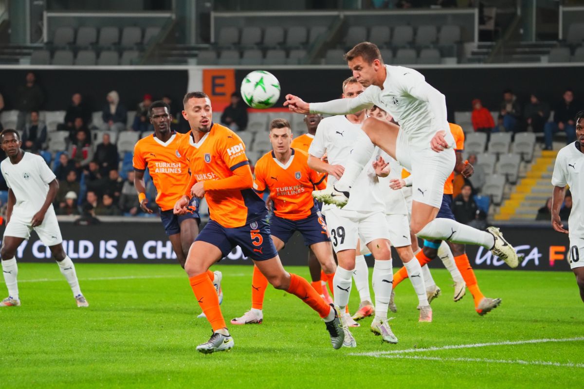 Discurs în română și în rusă în vestiar, cu țipete, după punctul istoric reușit în Conference League: „Aveți viitor!”