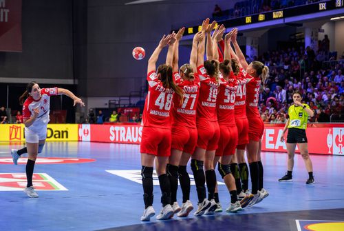 Ungaria a învins Turcia lui Costică Buceschi, scor 30-24, în primul meci jucat în sala din Debrecen la actualul Campionat European de handbal feminin.