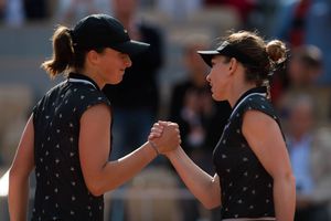 Strângere ciudată de mână între Simona Halep și Iga Swiatek la finalul meciului din World Tennis League