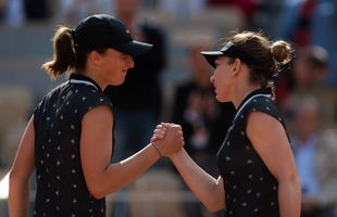 Strângere ciudată de mână între Simona Halep și Iga Swiatek la finalul meciului din World Tennis League