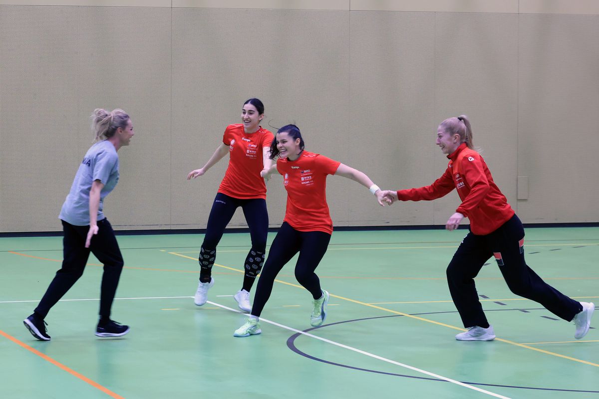 Ca Maradona în '89 » Handbalistele tricolore au cerut mingea de fotbal, antrenamentul a fost „deturnat” + încălzire cu strigături și hohote de râs