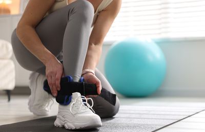 Top 7 exerciții pe care le poți executa cu greutăți pentru glezne pentru rezultate rapide