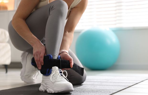 Top 7 exerciții pe care le poți executa cu greutăți pentru glezne pentru rezultate rapide